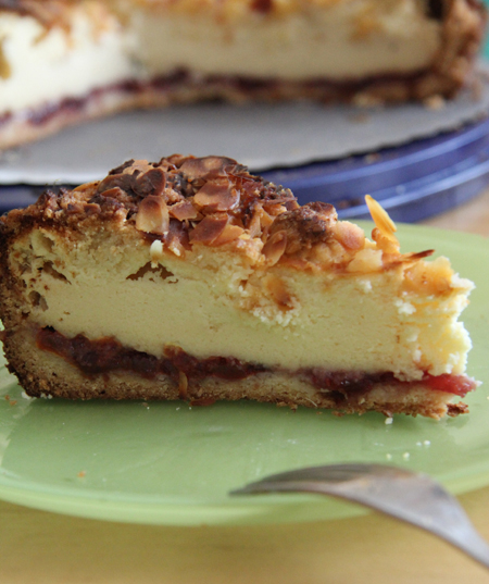 Käsestreuselkuchen mit cranberrykonfitüre