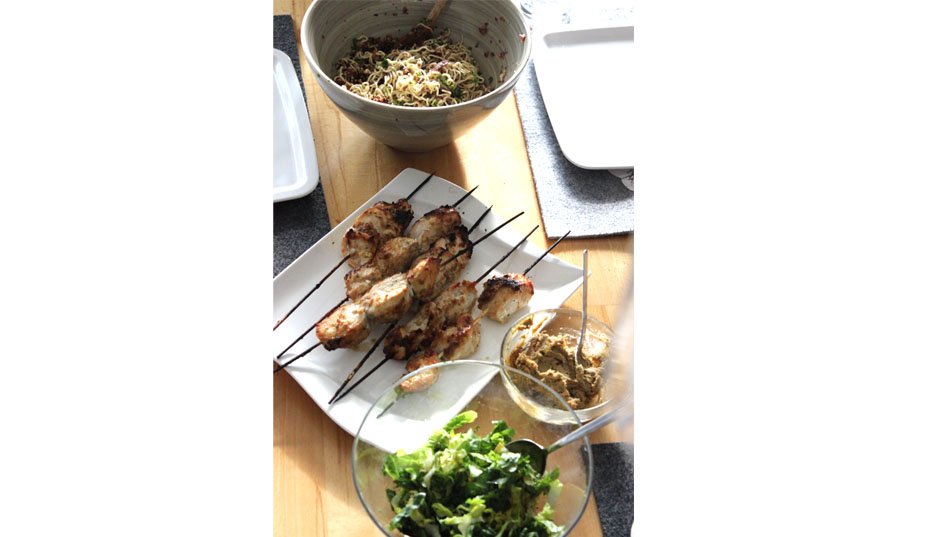 Jamie oliver 30 min hähnchenfilet-spieße, chin. Nudelsalat, romasalat und obst mit mintzucker