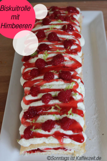 Eine köstliche Biskuitrolle mit Himbeeren Eine köstliche Biskuitrolle mit Himbeeren