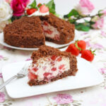Maulwurfkuchen mit Erdbeeren Rezept einfach gemacht. Ein Stück liegt auf einen Teller