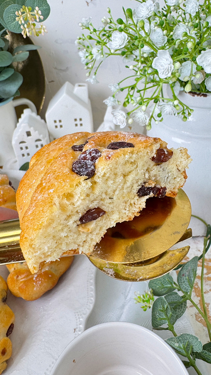 Zutaten: für den Hefeteig: 250 g Weizenmehl (Typ 550) 25 g Ei (ca. ½ Ei) 6 g frische Hefe 110 g Milch 25 g Zucker 30 g weiche Butter 5 g Salz Etwas Orangen- oder Zitronenabrieb 80 g Rosinen, 20 Minuten eingeweicht in Wasser Zum Bestreiche: 30 g Butter, flüssig Zubereitung: Teig vorbereiten: Mehl, Ei, Hefe, Milch, Zucker, Butter, Salz und Zitrusabrieb in eine Schüssel geben und etwa 5 Minuten zu einem geschmeidigen Teig kneten. Rosinen unterkneten: Die eingeweichten, gut abgetropften Rosinen zum Teig geben und kurz unterkneten. Teig portionieren: Den Teig in vier gleich große Stücke teilen, jedes Stück länglich formen und in die Mulden der Mini-Hefezopfbackform legen. Gehzeit: Die Form mit einem Tuch abdecken und den Teig 2-3 Stunden bei Raumtemperatur ruhen lassen, bis sich das Volumen verdoppelt hat. Backen: Die Mini-Hefezöpfe im vorgeheizten Backofen bei 180 °C Ober-/Unterhitze für etwa 15 Minuten backen. Die Mini-Hefezöpfe aus der Form lösen. Die Oberseite mit etwas flüssiger Butter einpinseln und die Zöpfe für weitere 5 Minuten auf ein mit Backpapier belegtes Backblech legen, um sie noch einmal kurz zu backen. So erhalten sie eine schöne, glänzende Oberfläche. Genießen: Nach Belieben mit Puderzucker bestreuen oder mit Konfitüre servieren. 