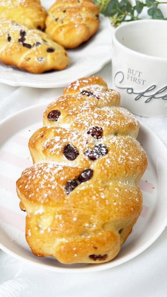 Fluffiges süßes Hefegebäck Rezept: Perfekt für Ostern, Brunch & 4x ... Fluffiges süßes Hefegebäck Rezept: Perfekt für Ostern, Brunch & 4x ...