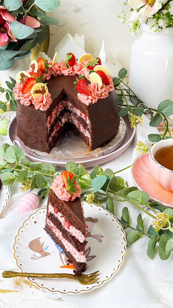 Erdbeer-Schokoladen-Torte mit Schokoglasur - Schokoladentorte mit rosa Erdbeercreme, frischen Erdbeeren und Osterdeko aus Schokolade