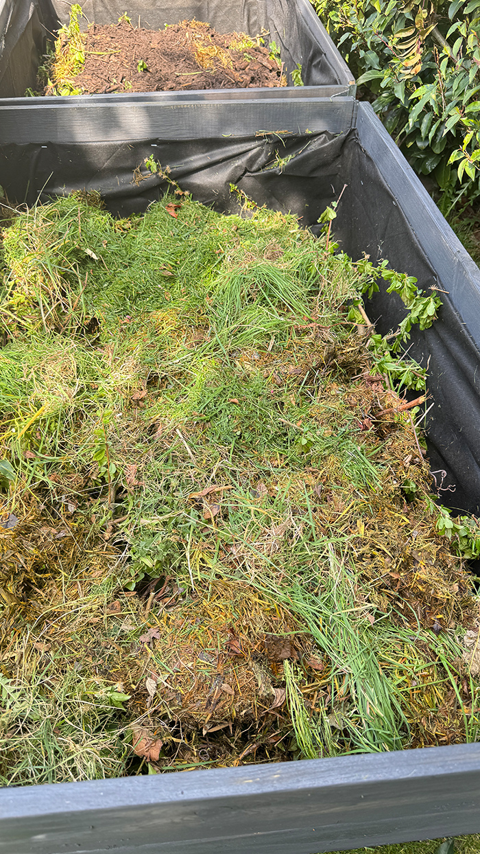 Hochbeet selber bauen mit Upyard: In 5 einfachen Schritten wächst dein eigener Gemüsegarten - Laub und Grasschicht Hochbeet selber bauen mit Upyard - Draingeschicht