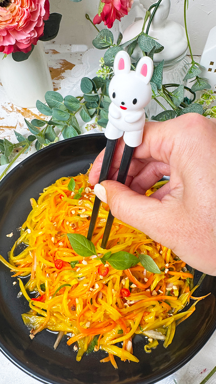Thailändischer Mangosalat mit grünen Mangostreifen, Möhren und Chil, Thai Mangosalat