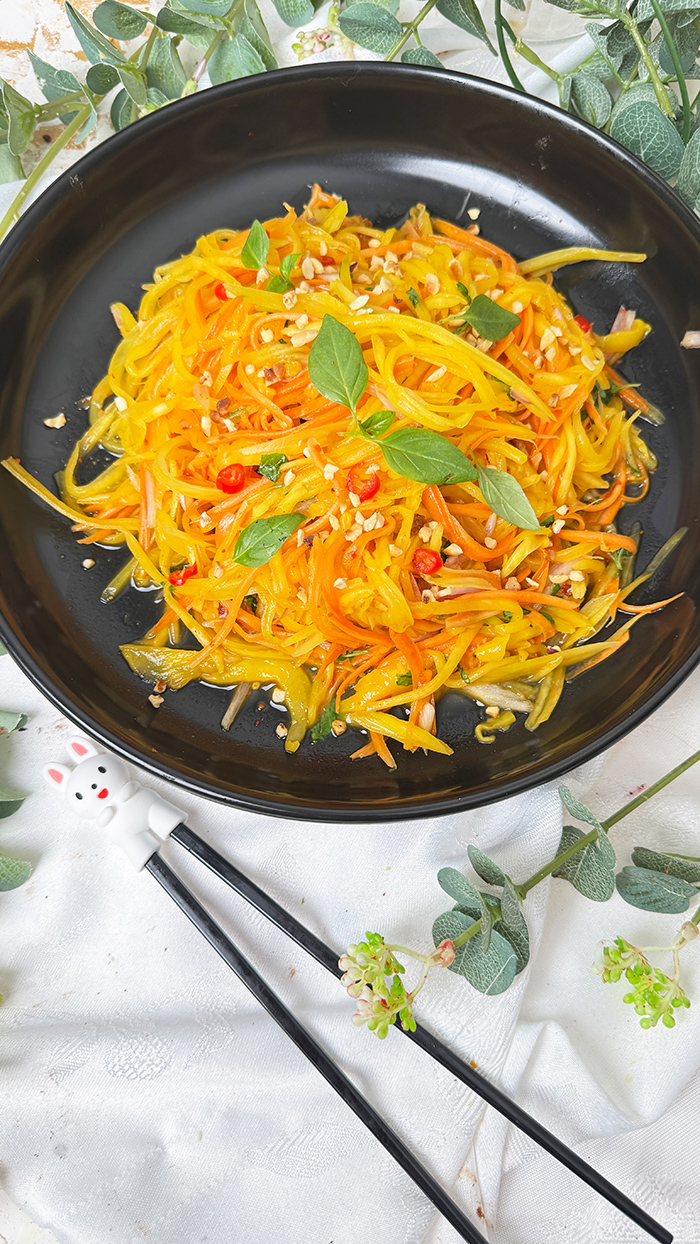 Thailändischer Mangosalat mit grünen Mangostreifen, Möhren und Chil, Thai Mangosalat