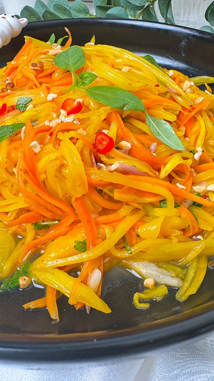 Thailändischer Mangosalat mit grünen Mangostreifen, Möhren und Chil, Thai Mangosalat