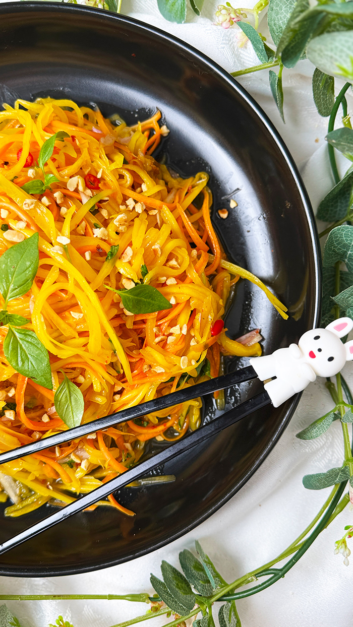 Thailändischer Mangosalat mit grünen Mangostreifen, Möhren und Chil, Thai Mangosalat