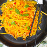 Thailändischer Mangosalat mit grünen Mangostreifen, Möhren und Chili