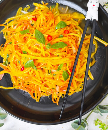 Ultimativer Thai Mangosalat: 8 Gründe, diesen Thai Salat jetzt zu machen 1 Thailändischer Mangosalat mit grünen Mangostreifen, Möhren und Chili