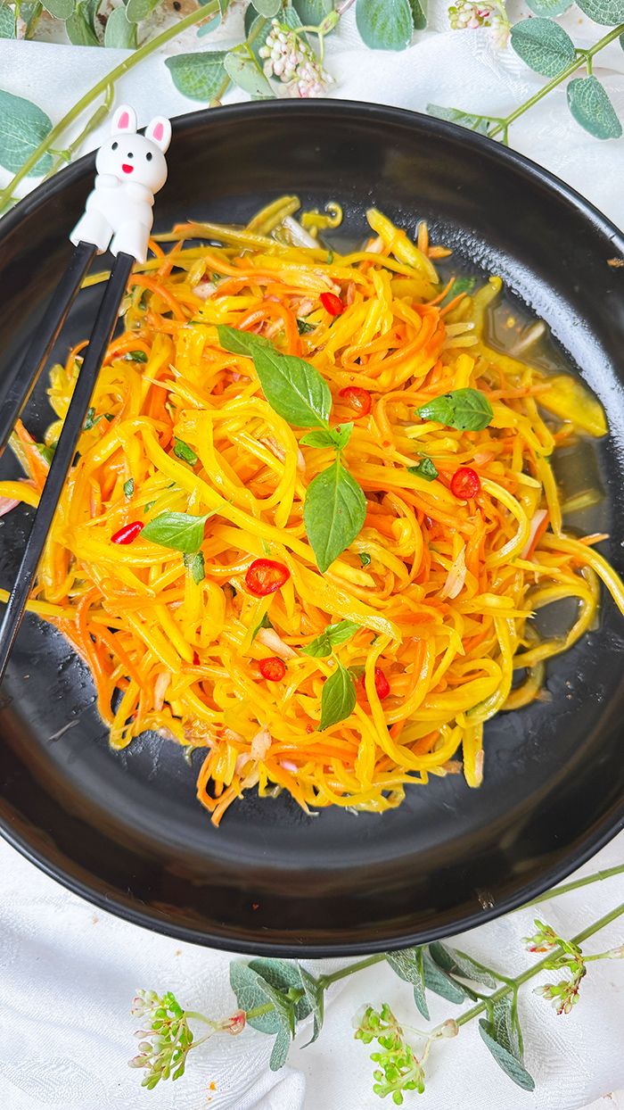 Thailändischer Mangosalat mit grünen Mangostreifen, Möhren und Chili