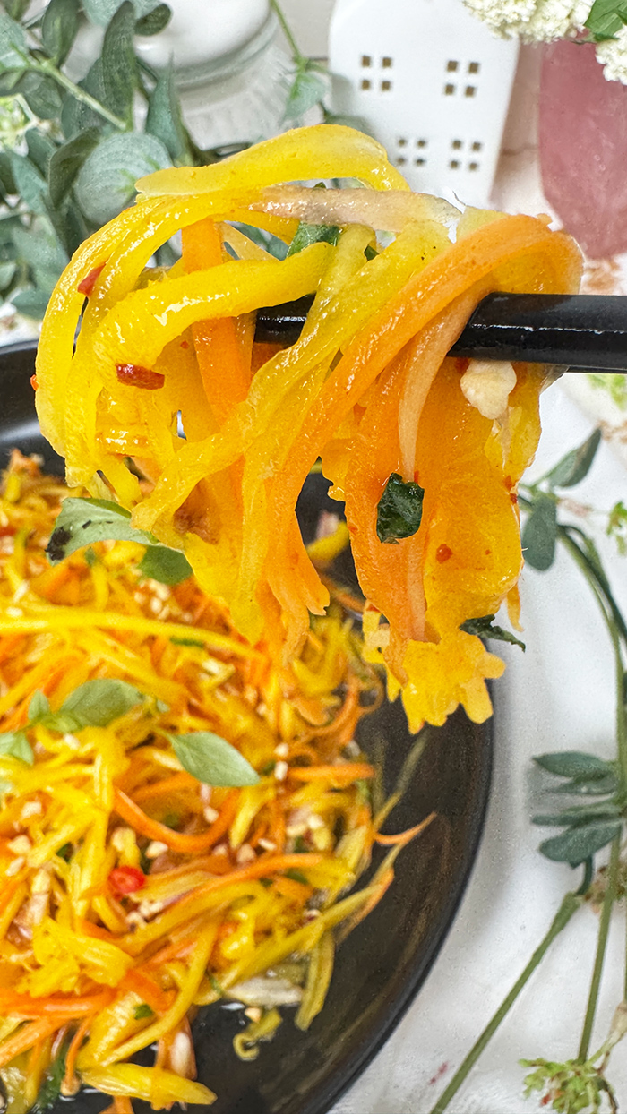 Bunter thailändischer Mangosalat mit Thai-Basilikum und gerösteten Erdnüssen
