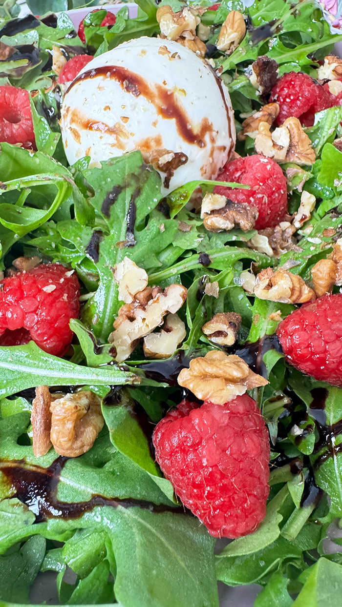 Burrata-Salat mit Himbeeren und Rucola