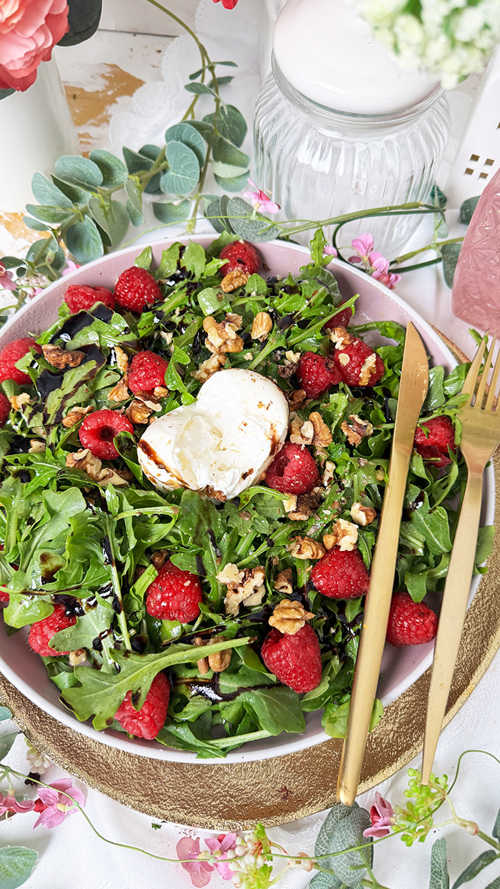 Burrata-Salat mit Himbeeren und Rucola
