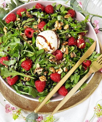 Burrata-Salat mit Himbeeren und Rucola