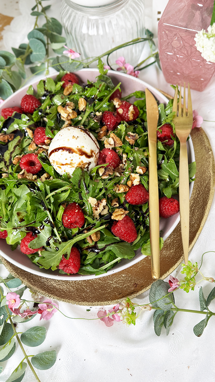 Burrata-Salat mit Himbeeren und Rucola