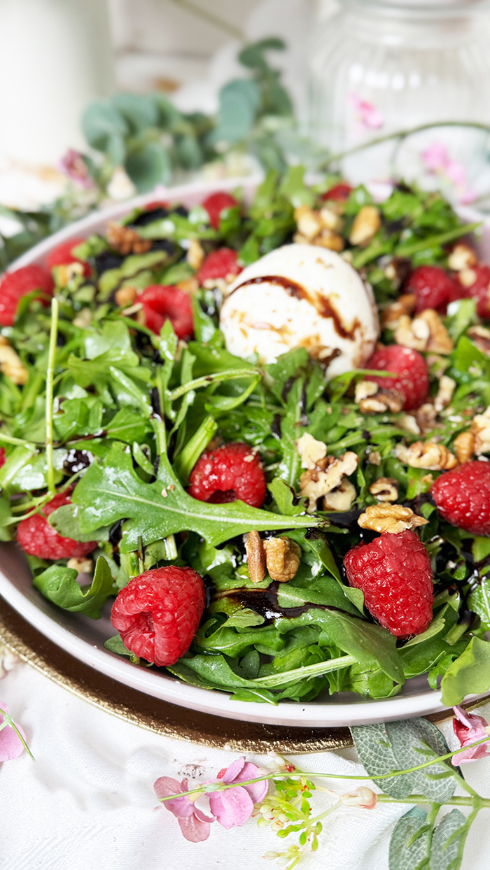 Burrata-Salat mit Himbeeren und Rucola