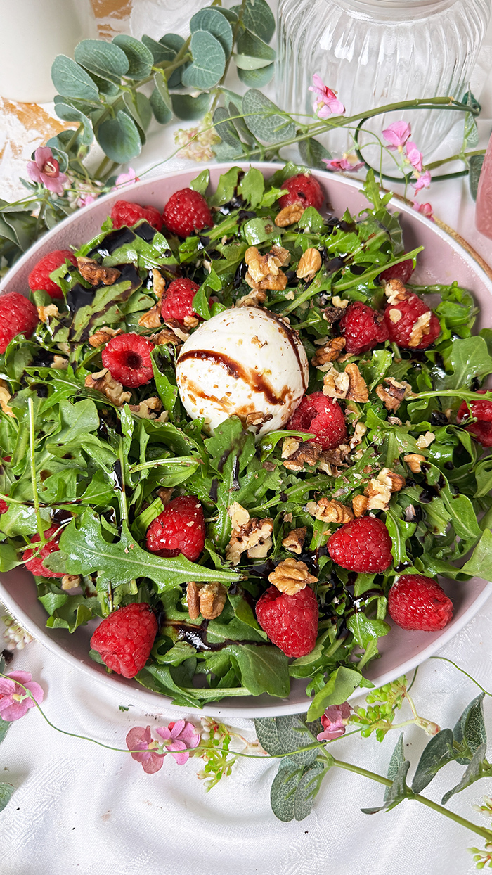 Burrata-Salat mit Himbeeren und Rucola