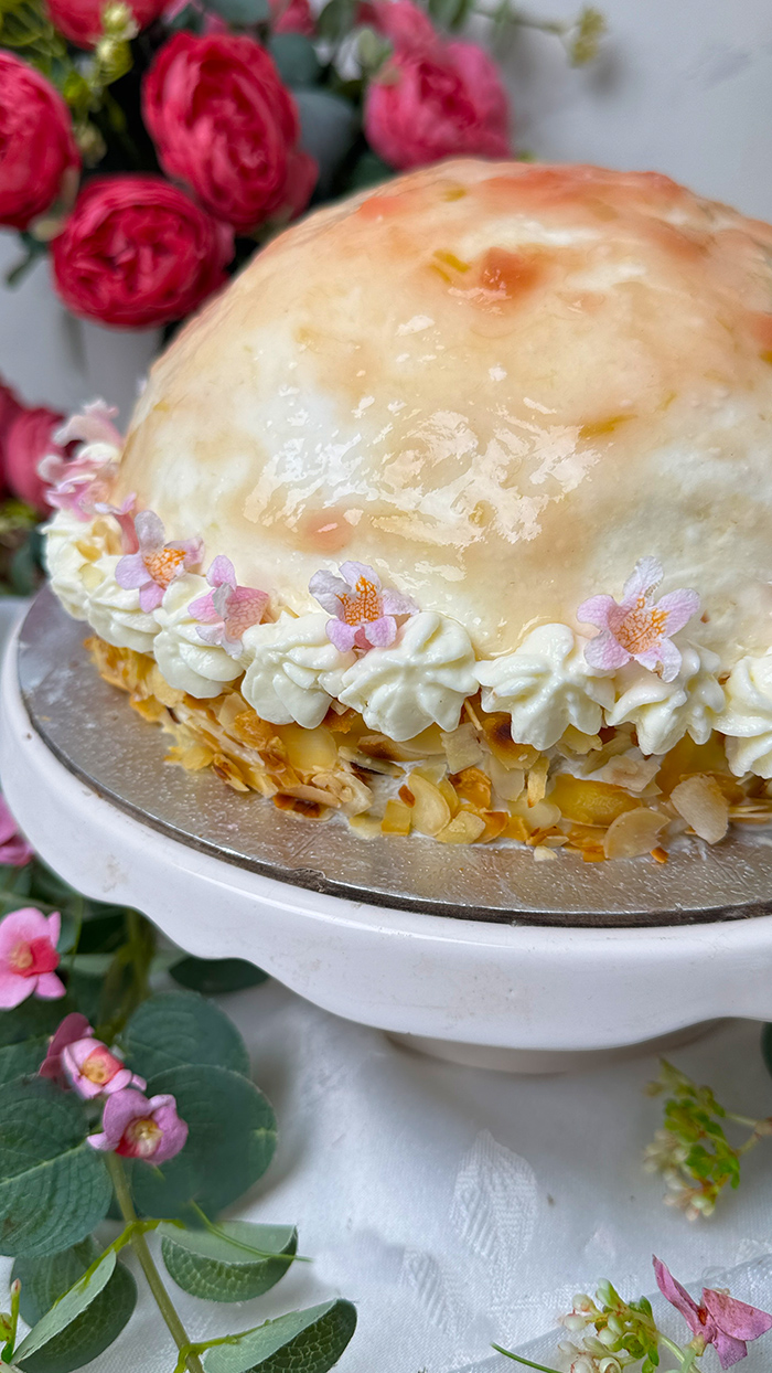 Rhabarber-Kuppeltorte mit Zitronencreme auf einer Tortenplatte