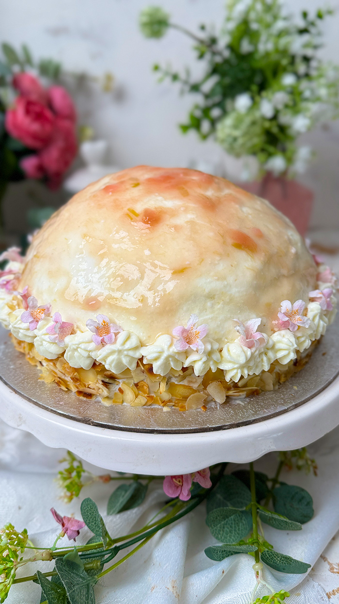 Rhabarber-Kuppeltorte mit Zitronencreme auf einer Tortenplatte