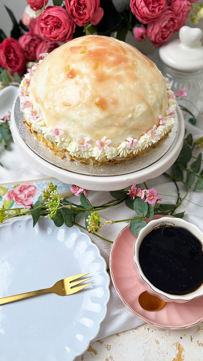 Rhabarber-Kuppeltorte mit Zitronencreme auf einer Tortenplatte