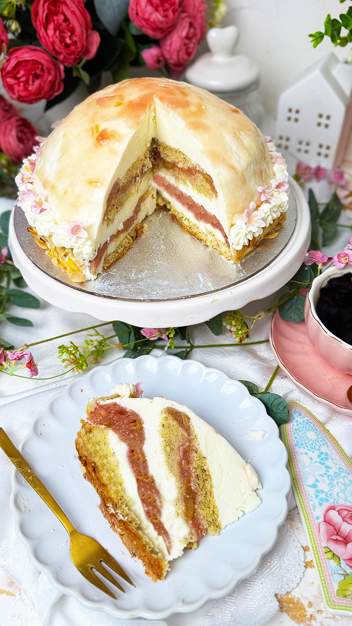 Rhabarber-Kuppeltorte mit Zitronencreme auf einer Tortenplatte