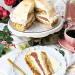Rhabarber-Kuppeltorte mit Zitronencreme auf einer Tortenplatte