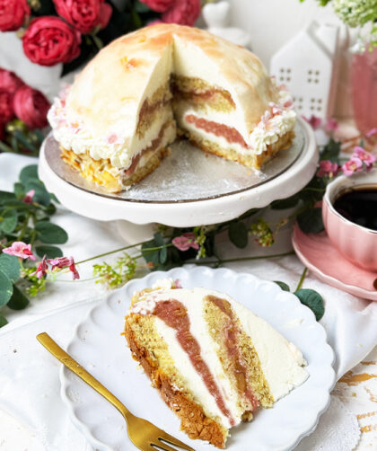 Grandiose Rhabarber-Kuppeltorte mit Zitronencreme – 1 A fruchtig, frisch & einfach gemacht 1 Rhabarber-Kuppeltorte mit Zitronencreme auf einer Tortenplatte