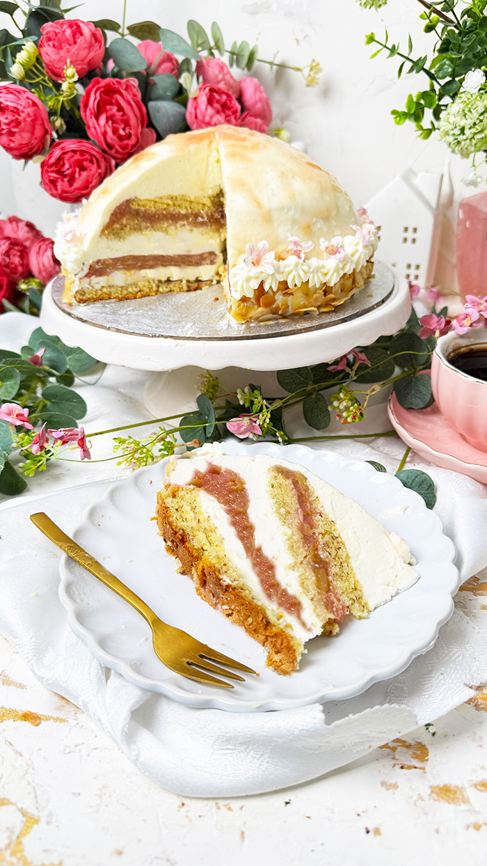 Rhabarber-Kuppeltorte mit Zitronencreme auf einer Tortenplatte