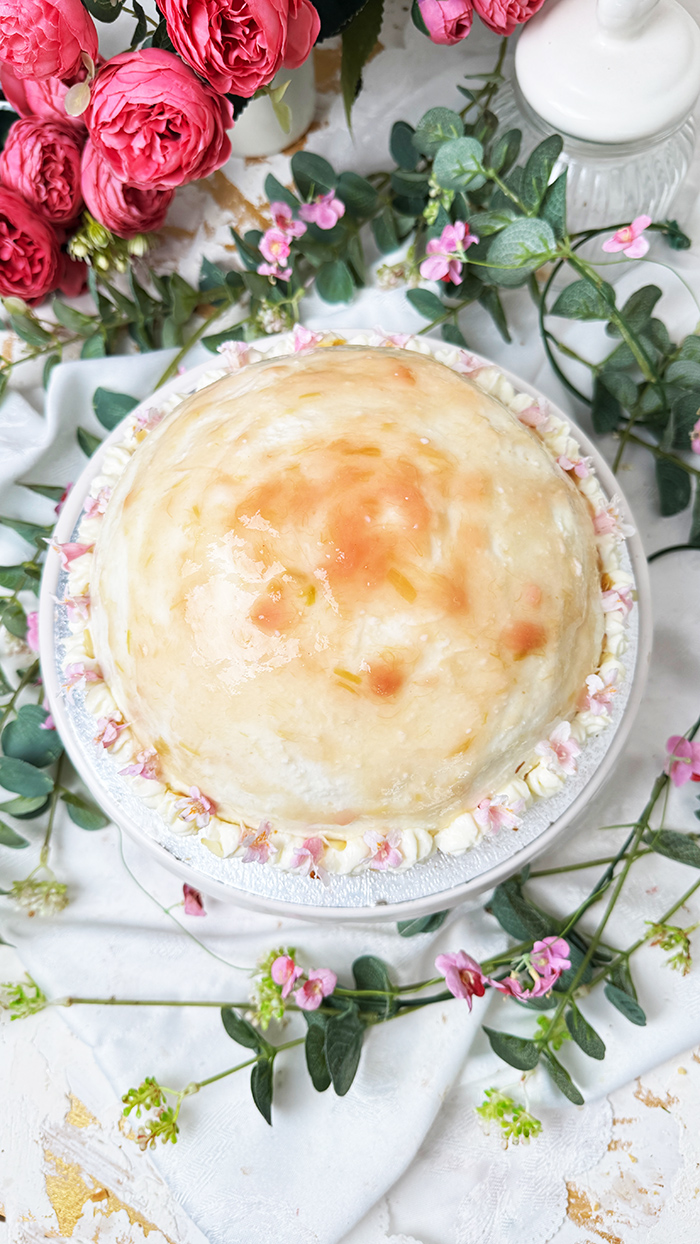 Rhabarber-Kuppeltorte mit Zitronencreme auf einer Tortenplatte