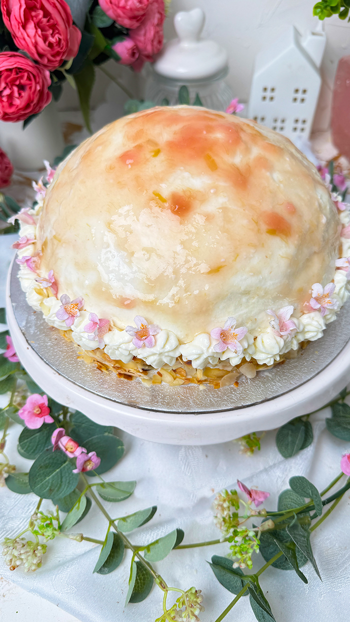 Rhabarber-Kuppeltorte mit Zitronencreme auf einer Tortenplatte
