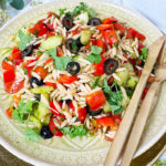 Griechischer Orzo-Salat mit Feta