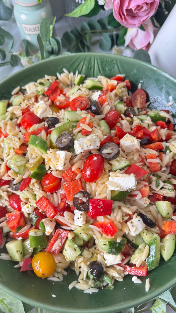 Griechischer Orzo-Salat mit Feta – bunt, frisch & in 20 Minuten fertig 6 Der Orzo-Salat ist die perfekte Beilage zum Grillen und passt hervorragend zu Fleisch, Fisch oder Gemüse. Er eignet sich außerdem ideal für Picknicks, Buffets oder als leichtes Mittagessen.