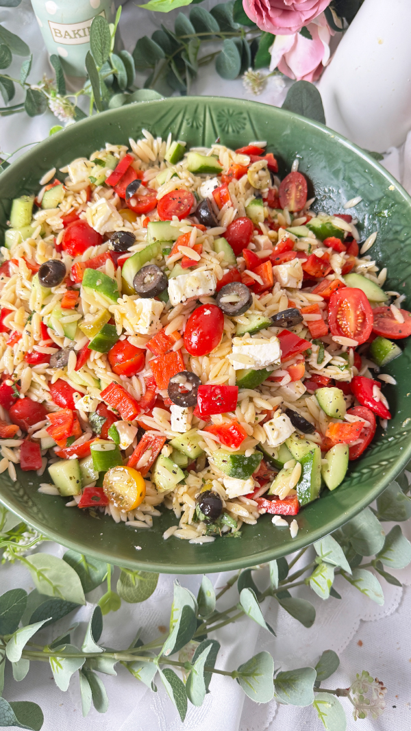 Griechischer Orzo-Salat mit Feta – bunt, frisch & in 20 Minuten fertig 2 Griechischer Orzo-Salat mit Feta Rezept in einer Schüssel