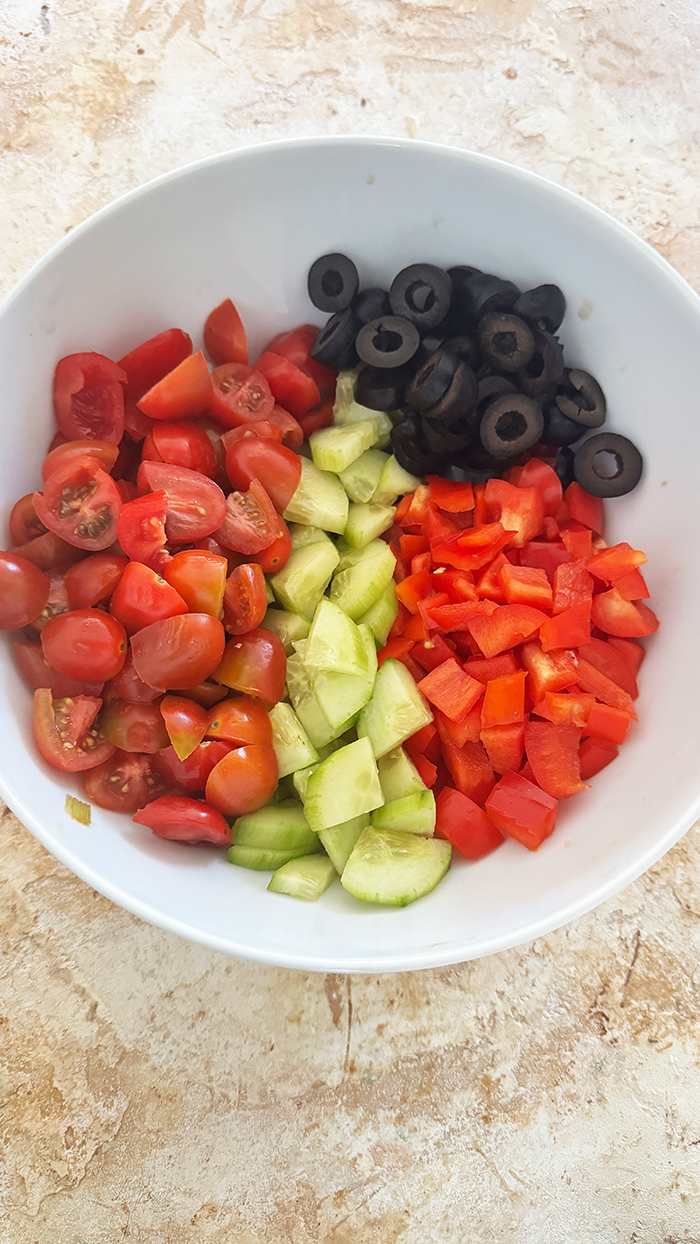 Griechischer Orzo-Salat Rezept auf einen Teller angerichtet