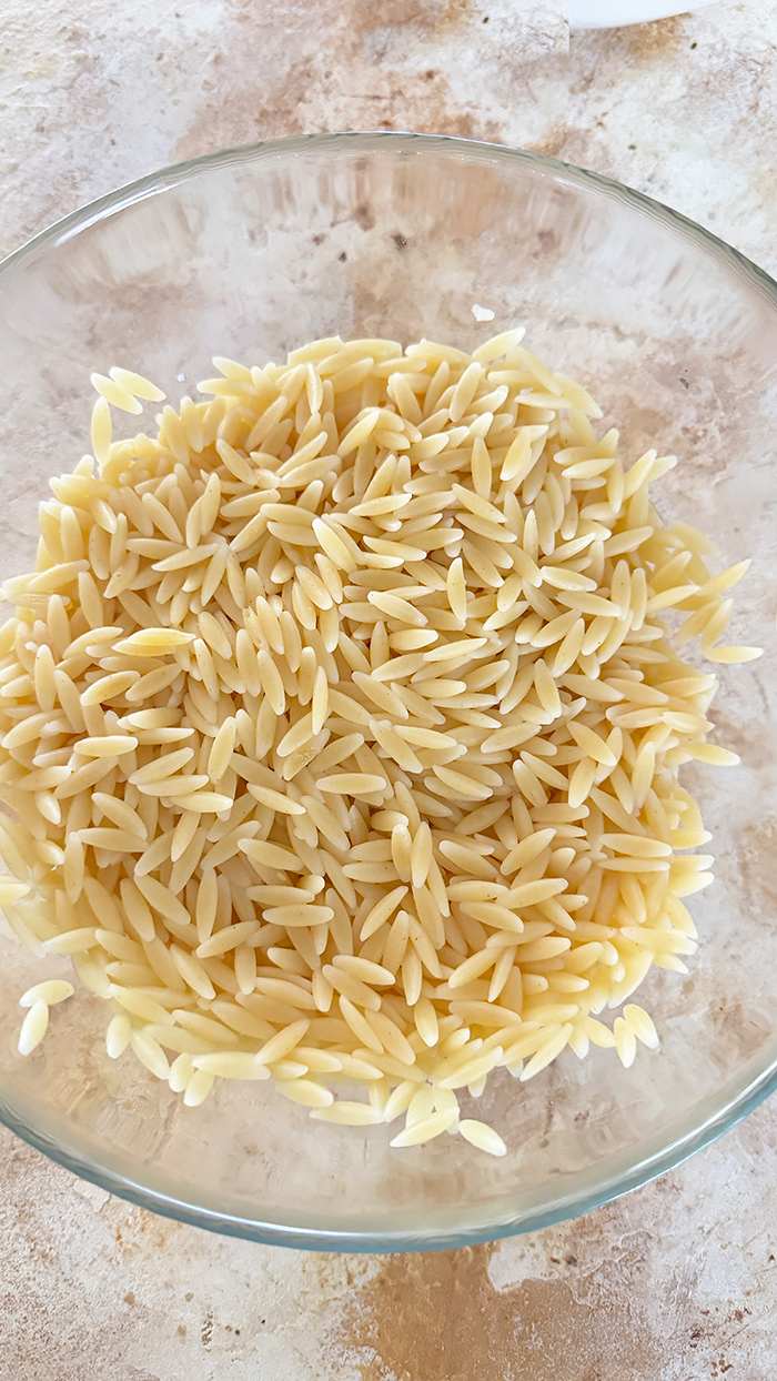 Griechischer Orzo-Salat Rezept auf einen Teller angerichtet