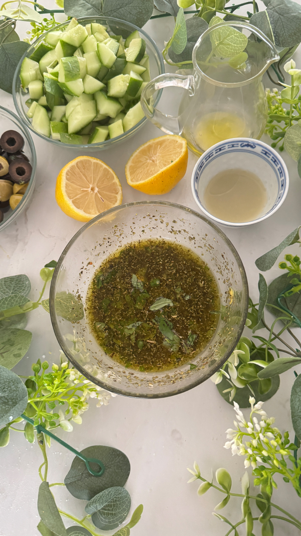 Salat Dressing für Griechischer Orzo-Salat Rezept Das Salatdressing in einer Schüssel für den Griechischer Orzo-Salat mit Feta
