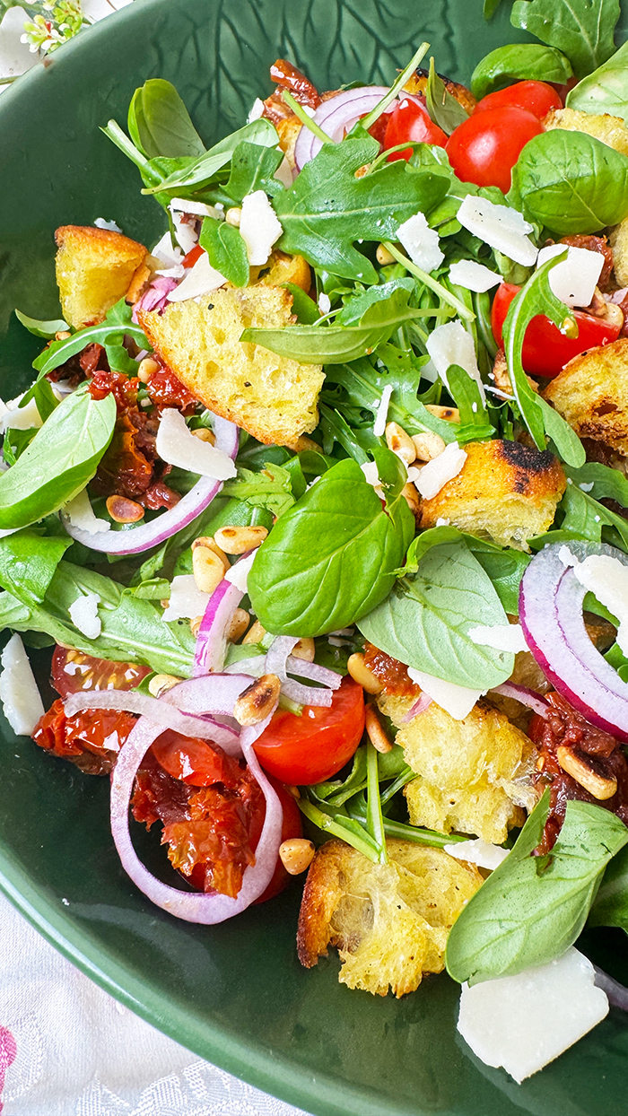 Mediterraner Brotsalat mit Tomaten, Gurke und Paprika