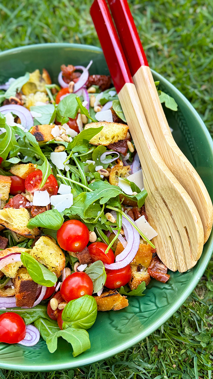 Mediterraner Brotsalat mit Tomaten, Gurke und Paprika