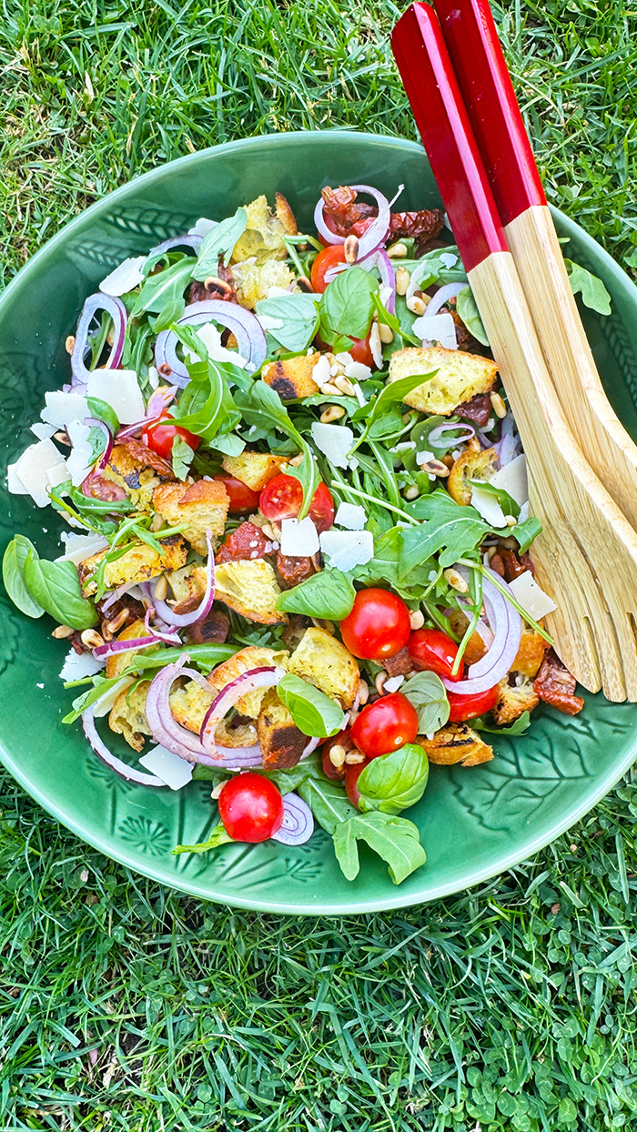 Mediterraner Brotsalat mit Tomaten, Gurke und Paprika