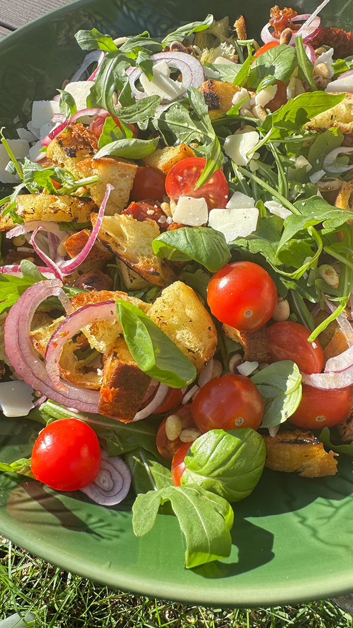 Mediterraner Brotsalat mit Tomaten, Gurke und Paprika