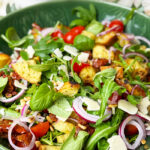 Mediterraner Brotsalat mit Tomaten, Gurke und Paprika