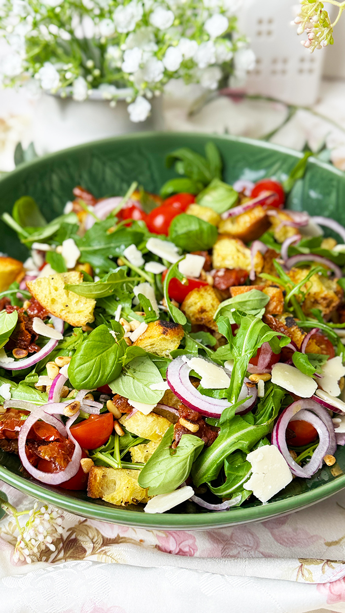 Mediterraner Brotsalat mit Tomaten, Gurke und Paprika