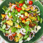 Mediterraner Brotsalat mit Tomaten, Gurke und Paprika