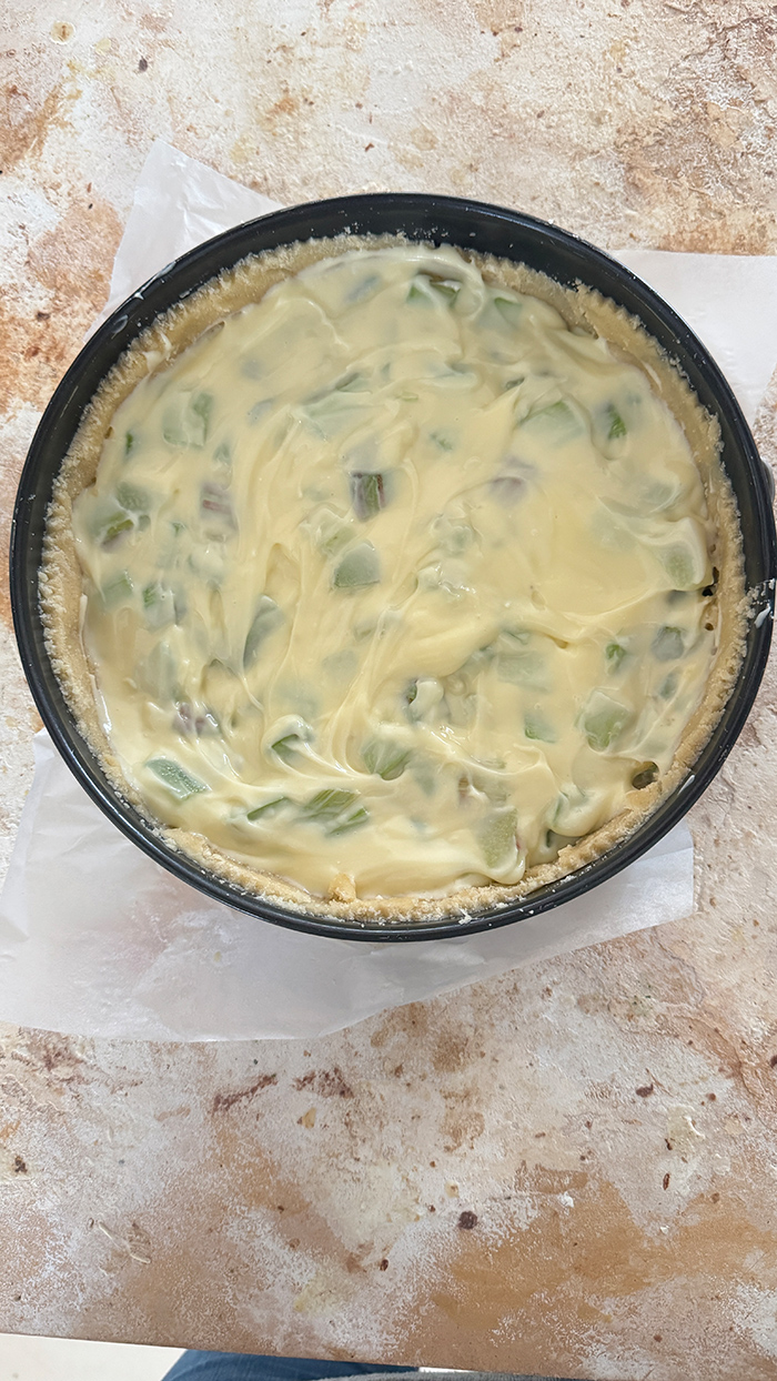 Schneller Rhabarberkuchen mit Pudding und Streuseln