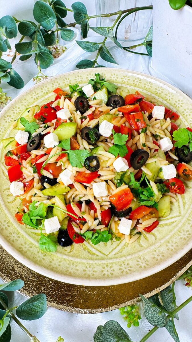Griechischer Orzo-Salat mit Feta – bunt, frisch & in 20 Minuten fertig 3 Griechischer Orzo Salat mit Feta auf einen Teller angerichtet