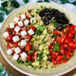Griechischer Orzo Salat mit Feta auf einen Teller angerichtet
