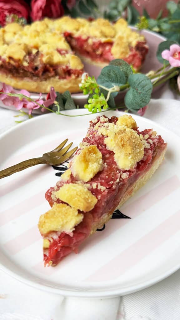 Rhabarberkuchen mit Streusel wie von Oma: Einfach gebacken in der 24 cm ... Rhabarberkuchen mit Streusel wie von Oma: Einfach gebacken in der 24 cm ...