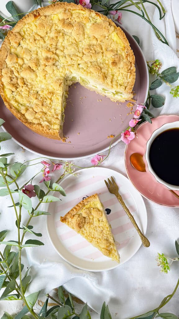 Rhabarberkuchen mit Pudding und Streuseln: 5 einfache Schritte zum ... Rhabarberkuchen mit Pudding und Streuseln: 5 einfache Schritte zum ...