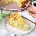 Schneller Rhabarberkuchen mit Pudding mit Streuseln